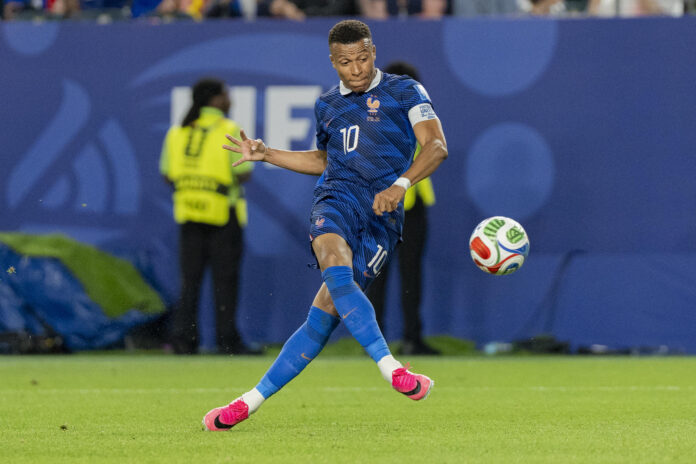 Kylian Mbappe de Francia patea un balón este lunes, en un partido del grupo I del Mundial de la FIFA 2026 entre Francia e Irak en el estadio Lincoln Financial Field en Filadelfia (Estados Unidos). EFE/ Ángel Colmenares
