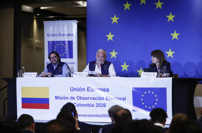El jefe de la Misión de Observación Electoral de la Unión Europea (MOE/UE) en Colombia 2026, Esteban González Pons (c), habla este 23 de junio de 2026, en Bogotá (Colombia). EFE/ Mauricio Dueñas Castañeda
