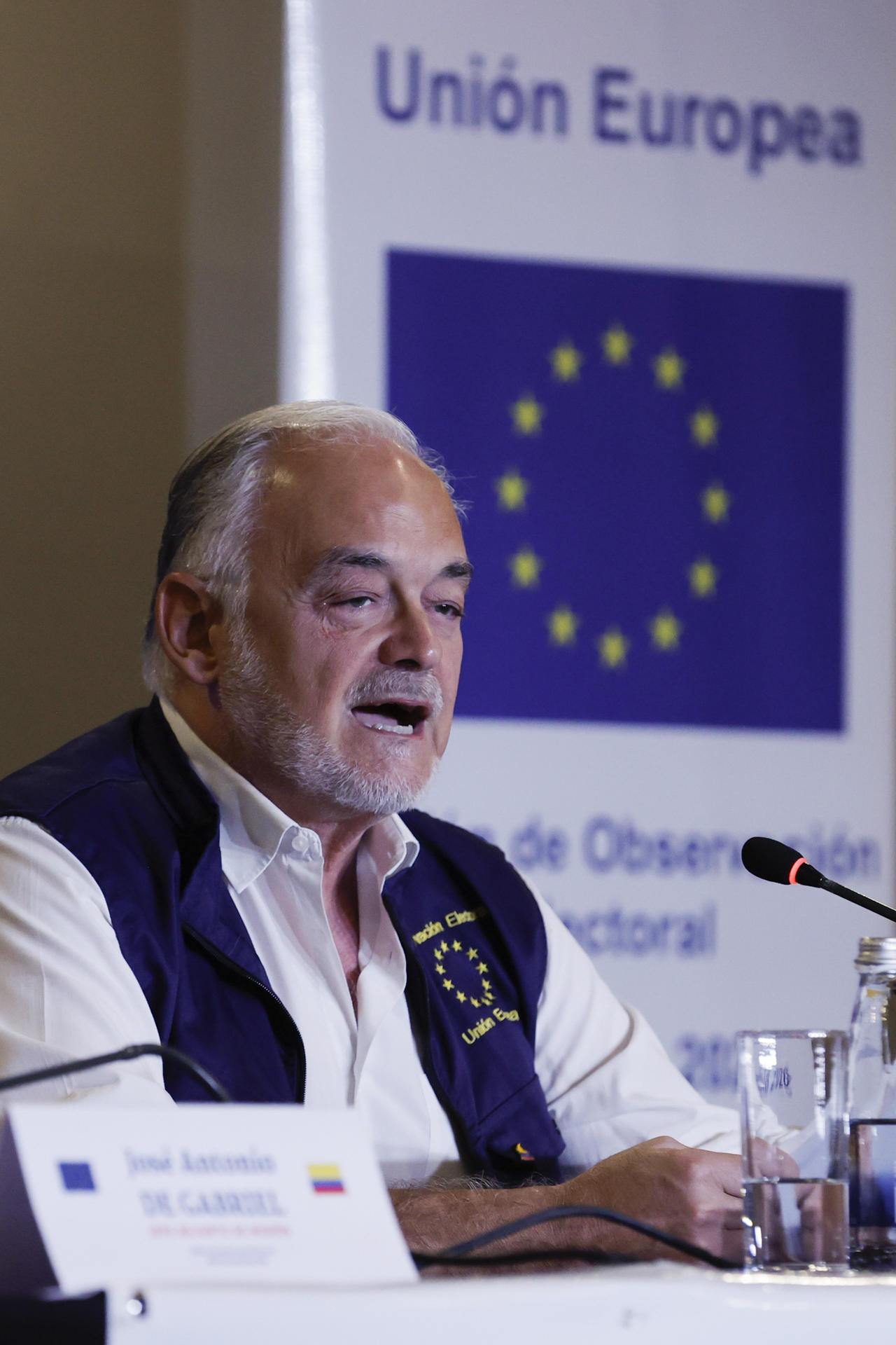 El jefe de la Misión de Observación Electoral de la Unión Europea (MOE/UE) en Colombia 2026, Esteban González Pons (c), habla este 23 de junio de 2026, en Bogotá (Colombia). EFE/ Mauricio Dueñas Castañeda
