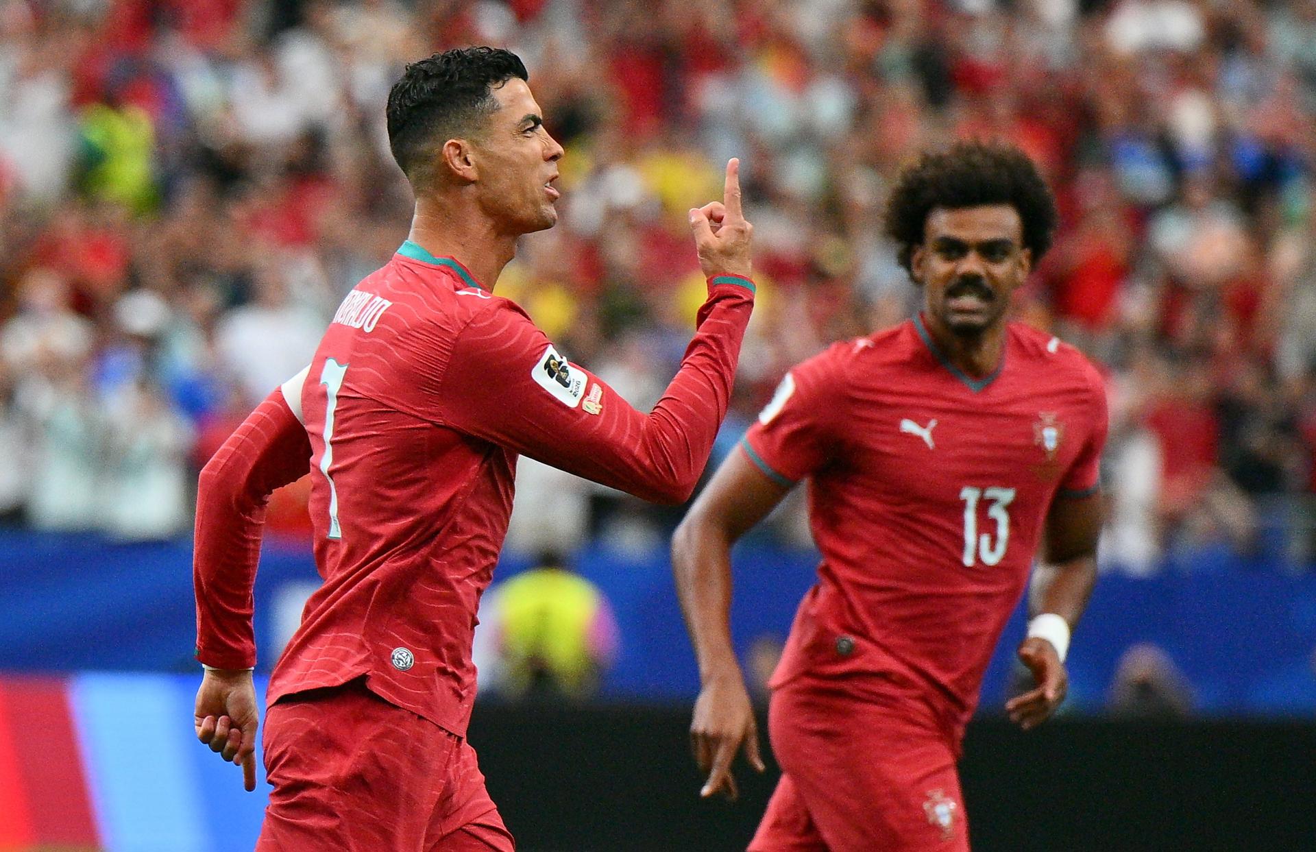 Cristiano Ronaldo (i), de Portugal, celebra un gol durante el partido de la fase de grupos de la Copa Mundial de la FIFA 2026 entre Portugal y Uzbekistán, en Houston (EE.UU.). EFE/SAM WASSON
