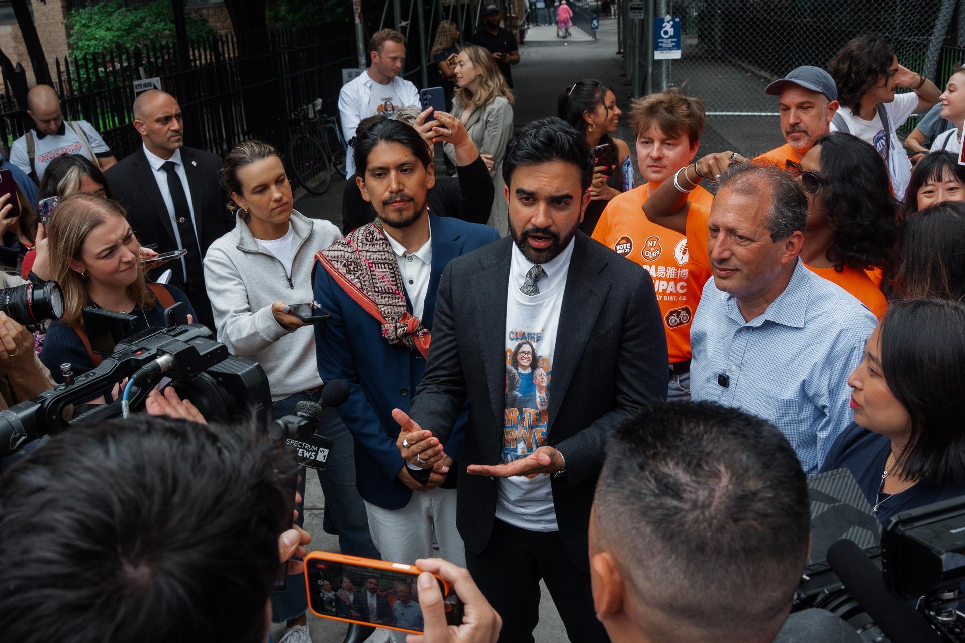 El alcalde de Nueva York, Zohran Mamdani (C), se une al candidato demócrata al Congreso Brad Lander (NY-10) (R) y al candidato a la Asamblea Illapa Sairitupac (AD-65) (L) en el día de la votación de las primarias en Nueva York, Nueva York, EE.UU., el 23 de junio de 2026. EFE/OLGA FEDOROVA
