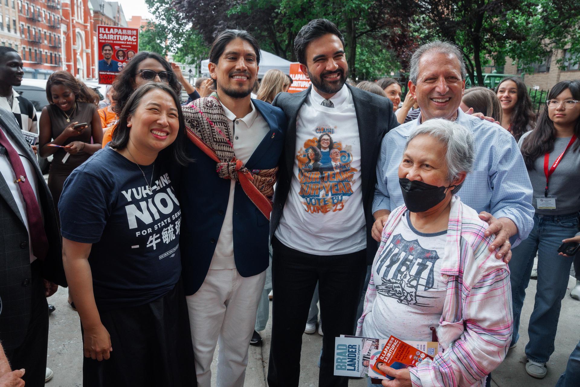 El alcalde de Nueva York, Zohran Mamdani (C), se une al candidato demócrata al Congreso Brad Lander (NY-10) (R) y al candidato a la Asamblea Illapa Sairitupac (AD-65) (L) en el día de la votación de las primarias en Nueva York, Nueva York, EE.UU., el 23 de junio de 2026. EFE/OLGA FEDOROVA
