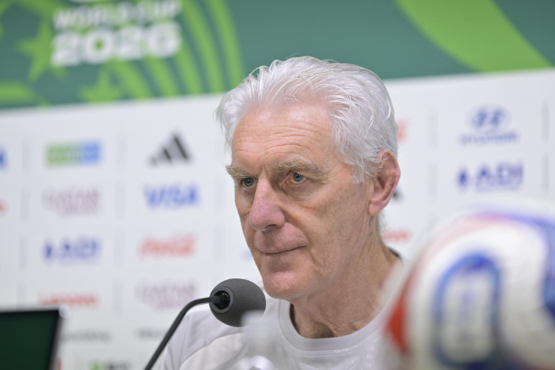 El seleccionador de Sudáfrica, Hugo Broos, ofrece una rueda de prensa este martes, en Monterrey (México). EFE/ Miguel Sierra
