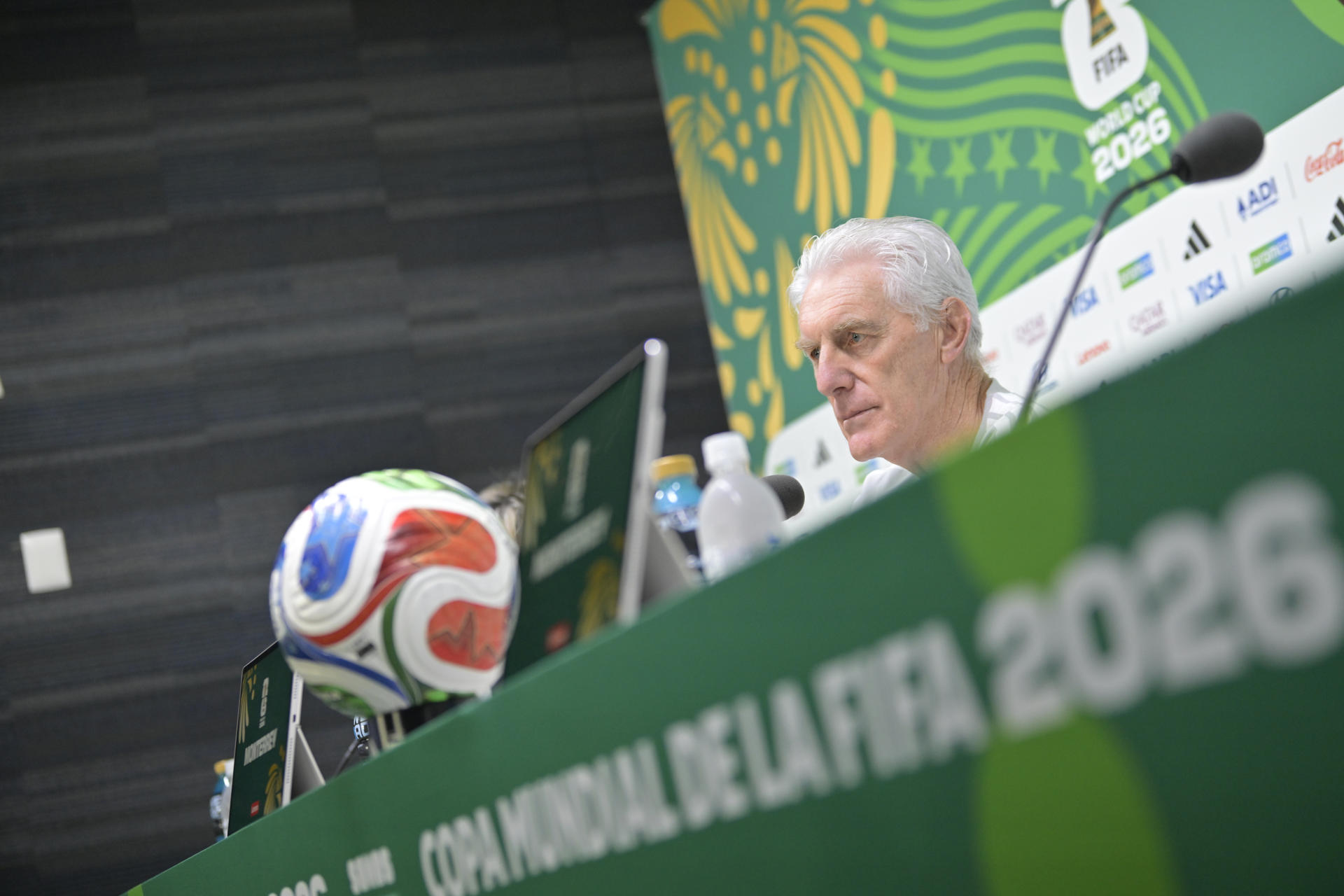 El seleccionador de Sudáfrica, Hugo Broos, ofrece una rueda de prensa este martes, en Monterrey (México). EFE/ Miguel Sierra
