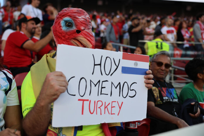 Un aficionado de Paraguay, durante el partido del grupo D del Mundial de la FIFA 2026 entre Turquía y Paraguay. EFE/ Miguel Gutiérrez
