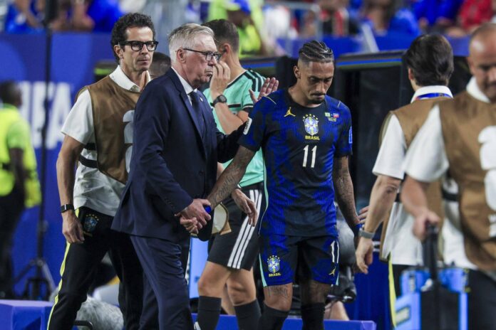 Carlo Ancelotti (i) consuela a Raphinha, tras salir lesionado en el Mundial 2026 en el partido ante Haiti en Filadelfia. EFE/EPA/SHAWN THEW
