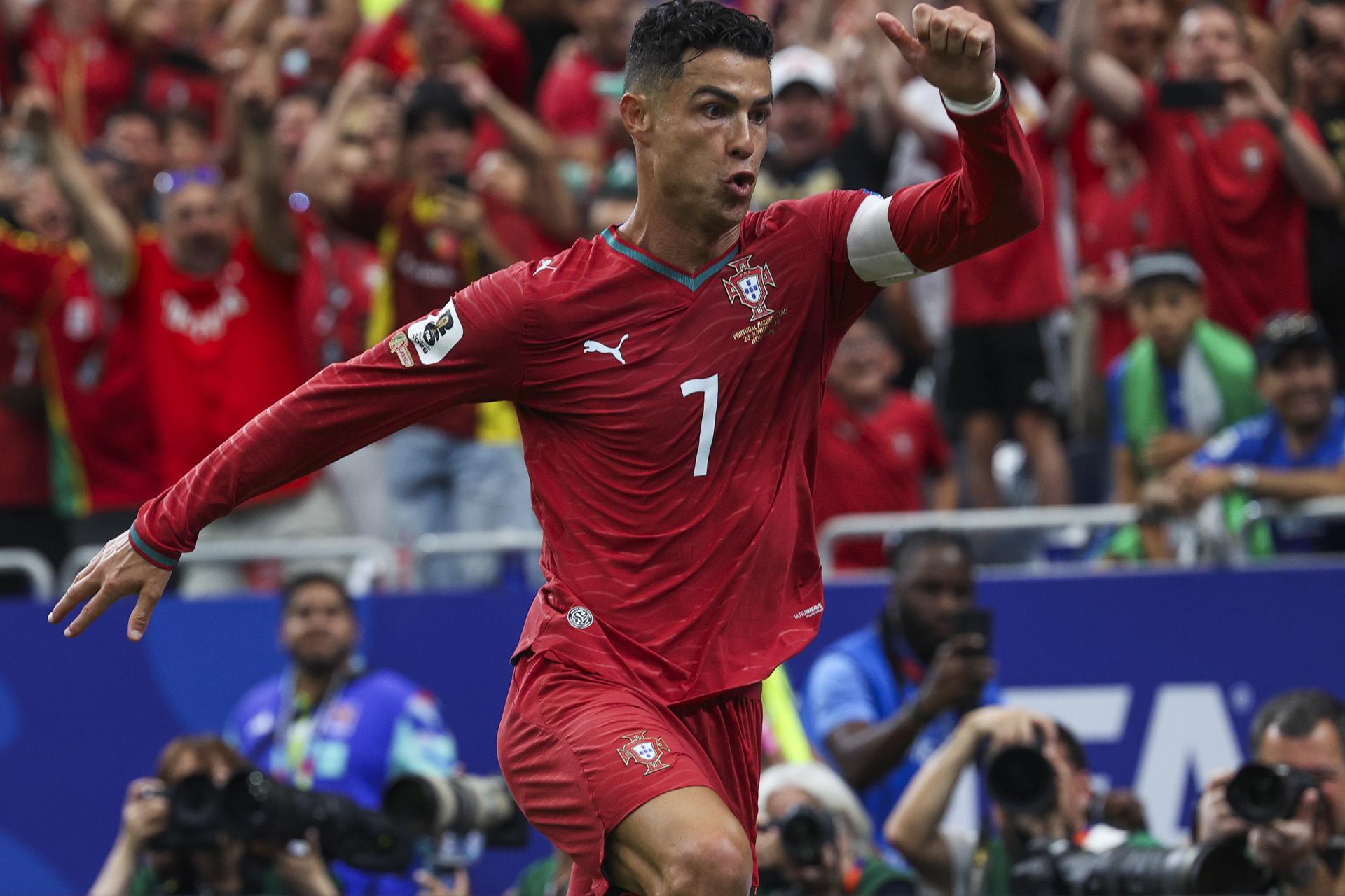 Cristiano Ronaldo se estrenó este martes en el Mundial con dos goles a Uzbekistán y se unió a la fiesta formada por otras grandes estrellas como Lionel Messi, Kylian Mbappé, Erling Haaland y Harry Kane. EFE/EPA/MIGUEL A. LOPES
