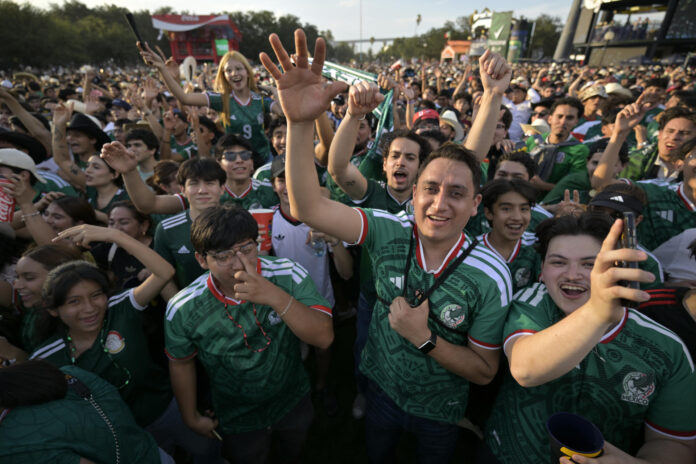 Aficionados de México reaccionan durante la transmisión de un partido del Mundial de la FIFA 2026 en el Fan Fest en Monterrey (México). EFE/ Miguel Sierra
