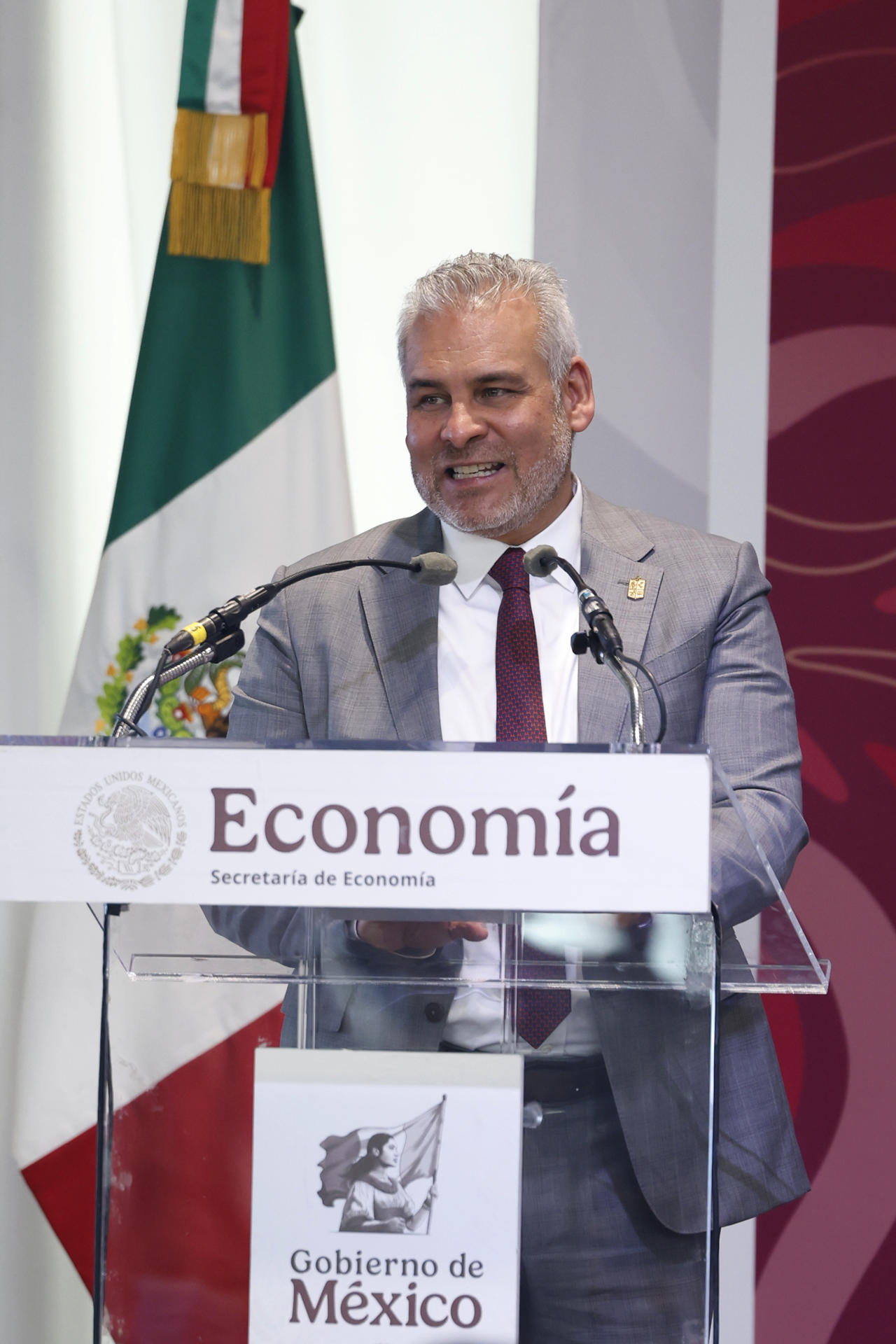 El gobernador de Michoacán, Alfredo Ramírez, habla en una rueda de prensa este martes, en Ciudad de México (México). EFE/Sáshenka Gutiérrez
