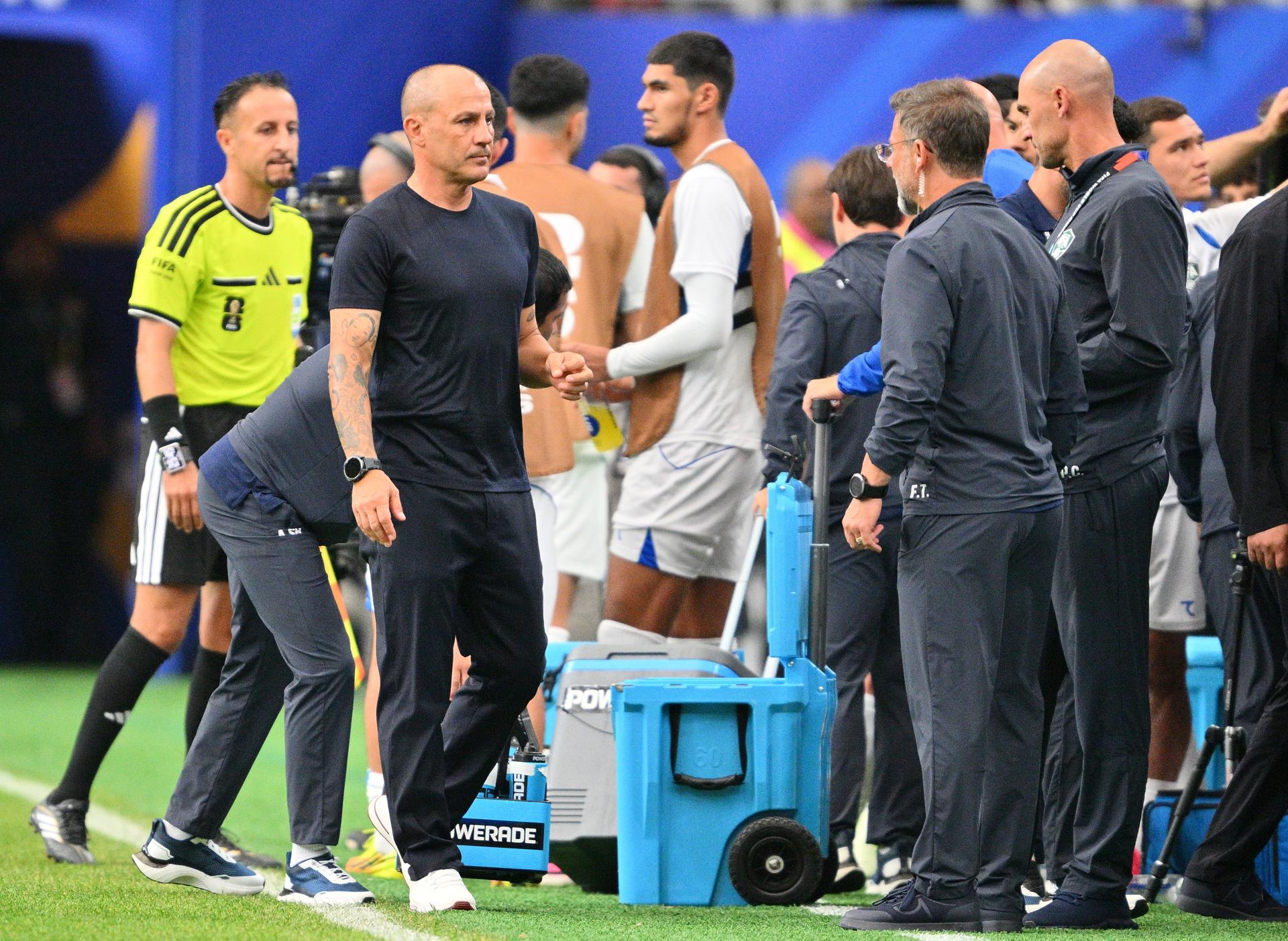El seleccionador de Uzbekistán, Fabio Cannavaro, durante el partido de la fase de grupos de la Copa Mundial de la FIFA 2026 entre Portugal y Uzbekistán en Houston (EE.UU.). EFE/SAM WASSON