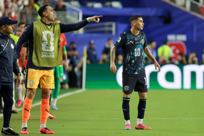 El jugador paraguayo Miguel Almirón (d), tras su expulsión ante Turquía, en el estadio Levi´s en Santa Clara (Estados Unidos). EFE/Miguel Gutiérrez
