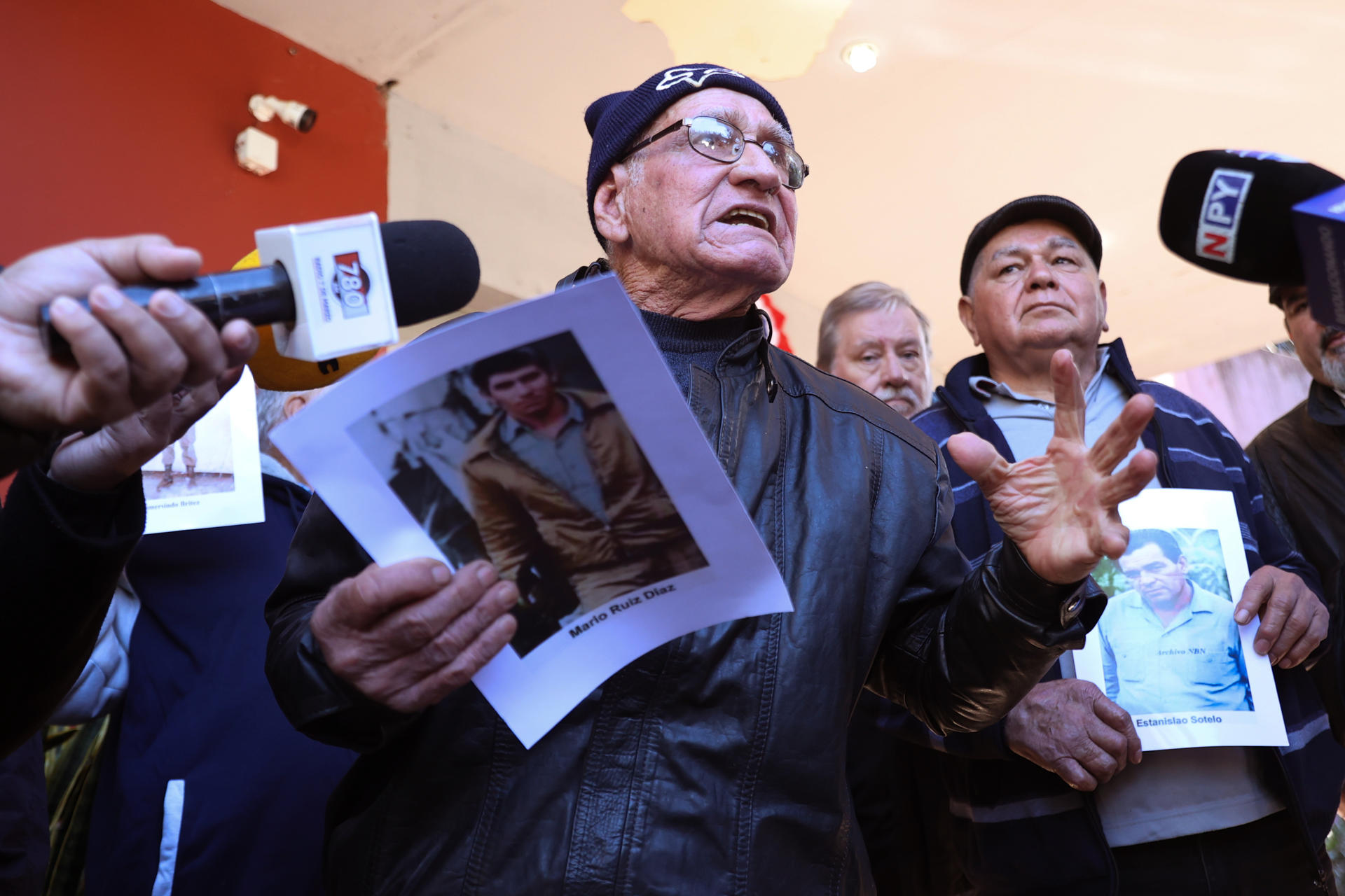 Un integrante de las Ligas Agrarias Cristianas (LAC) habla con periodistas durante la presentación de una denuncia penal en la Fiscalía General del Estado de Paraguay este martes, en Asunción (Paraguay). EFE/ Juan Pablo Pino
