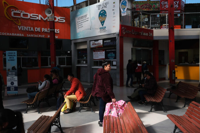 Personas caminan en el terminal de buses este martes, en La Paz (Bolivia). El presidente de Bolivia, Rodrigo Paz, sostuvo que el bloqueo de carreteras 