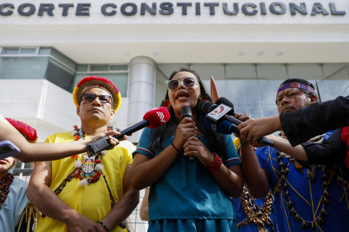 La joven líder de la nación Siekopaai Consuelo Piaguaje fue captada este 23 de junio, al atender a la prensa, en Quito (Ecuador). EFE/José Jácome
