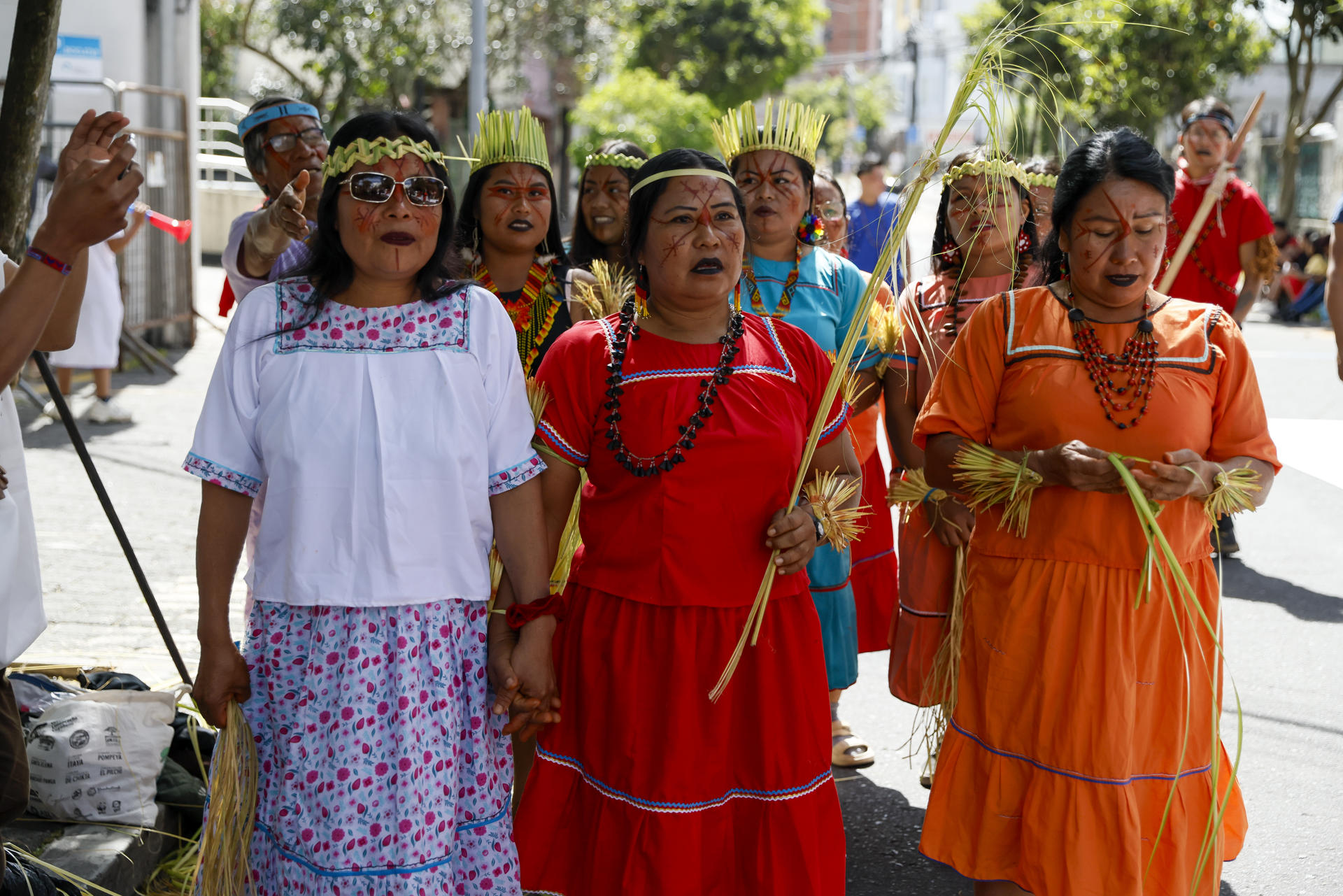 Indígenas de la etnia nación Siekopaai, de la Amazonia ecuatoriana, fueron captados este 23 de junio, al exigir que se garantice su derecho al territorio, en Quito (Ecuador). EFE/José Jácome
