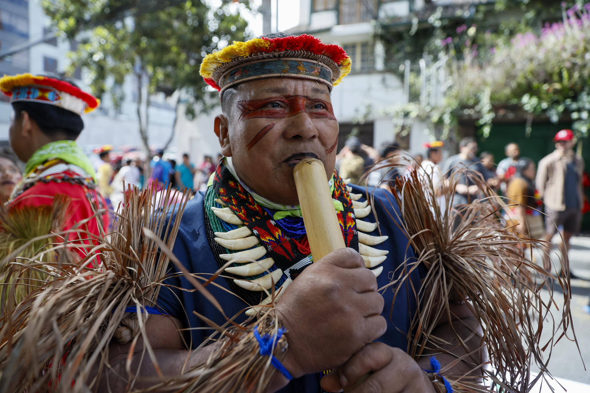Indígenas de la etnia nación Siekopaai, de la Amazonia ecuatoriana, fueron captados este 23 de junio, al exigir que se garantice su derecho al territorio, en Quito (Ecuador). EFE/José Jácome
