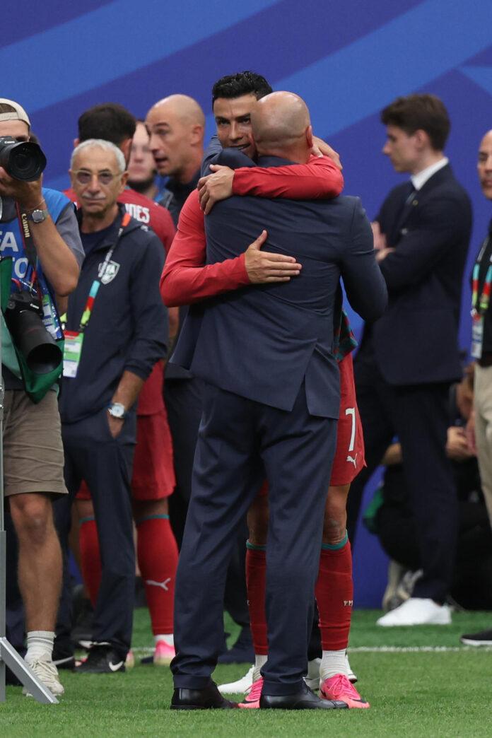 El delantero portugués Cristiano Ronaldo abraza a su entrenador Roberto Martínez al finalizar el partido ante Uzbekistán en el estadio de Houston (EEUU). EFE/Kenneth Fernández
