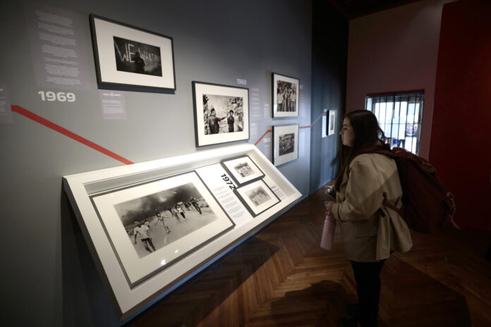 Una persona observa la exposición 'World Press Photo: El archivo' este martes, en el Museo Franz Mayer en la Ciudad de México (México). EFE/ José Méndez
