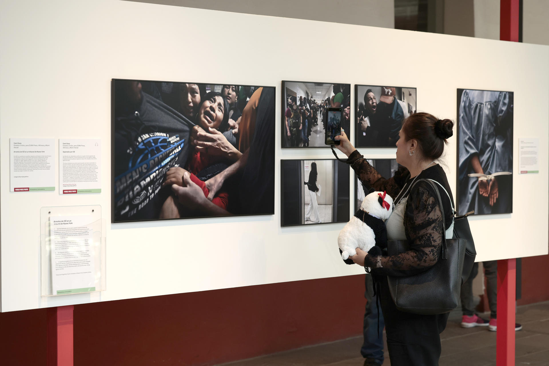 Una persona observa la exposición 'World Press Photo: El archivo' este martes, en el Museo Franz Mayer en la Ciudad de México (México). EFE/ José Méndez
