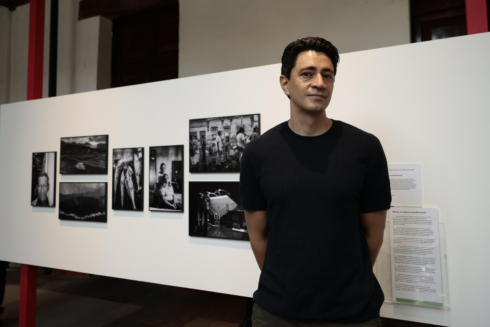 El fotógrafo mexicano, César Rodríguez posa durante una entrevista con EFE este martes, en el Museo Franz Mayer en la Ciudad de México (México). EFE/ José Méndez

