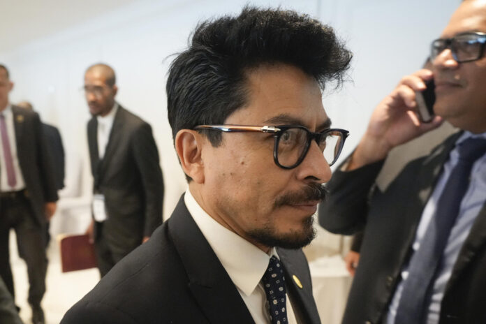 El ministro de Relaciones Exteriores de Bolivia, Fernando Hugo Aramayo Carrasco, asiste a una  reunión paralela con miembros de la Organización de Estados Americanos (OEA) para atender crisis de Bolivia, este martes en Ciudad de Panamá (Panamá). EFE/ Aris Mariota
