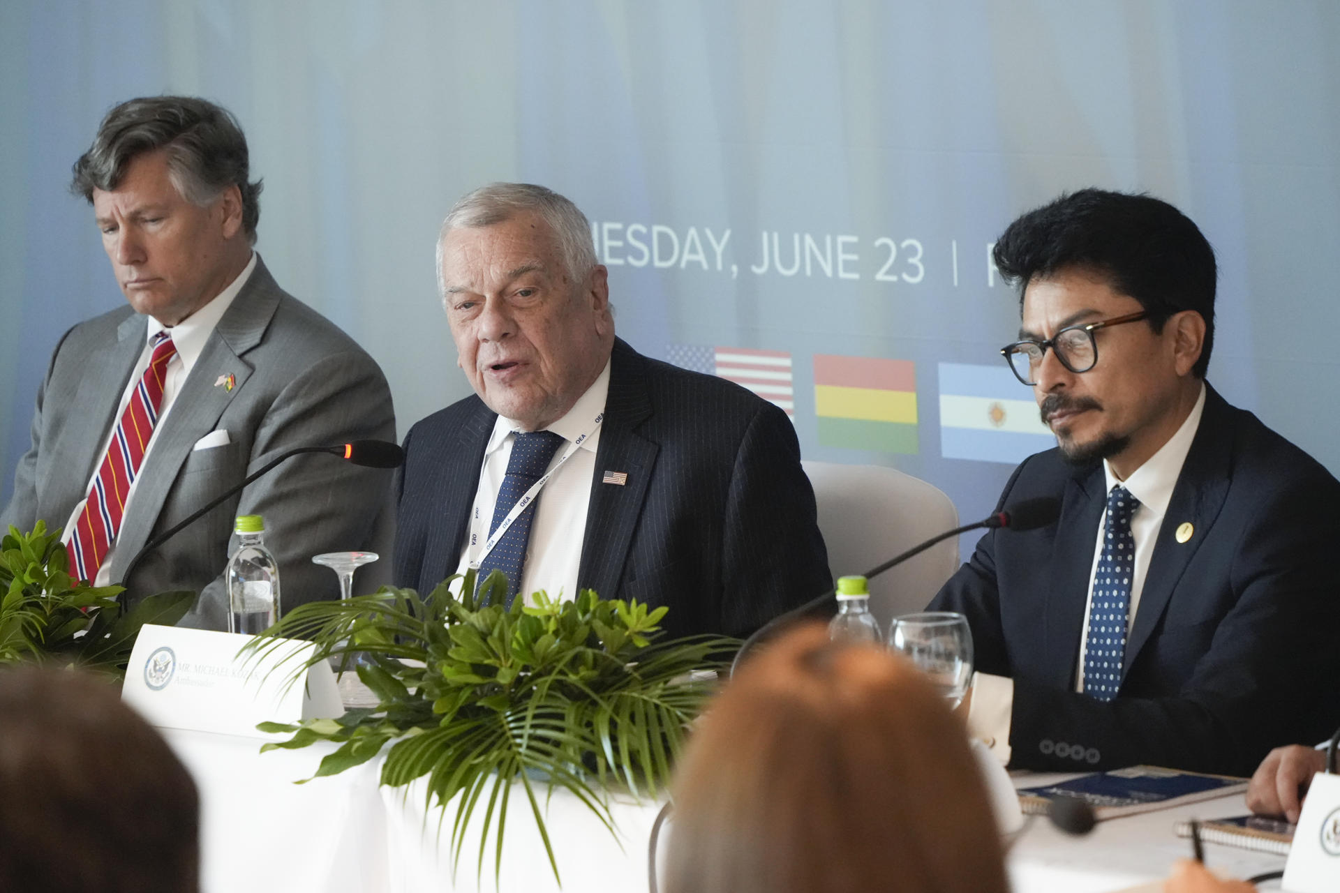 Desde la izquierda, el subsecretario de Estado de los Estados Unidos, Christopher Landau (i), el subsecretario de Estado para Asuntos del Hemisferio Occidental en el Departamento de Estado de los Estados Unidos, Michael Kozak (c), y el ministro de Relaciones Exteriores de Bolivia, Fernando Hugo Aramayo Carrasco, asisten a una reunión paralela con integrantes de la Organización de Estados Americanos (OEA) para atender crisis de Bolivia, este martes en Ciudad de Panamá (Bolivia). EFE/ Aris Mariota
