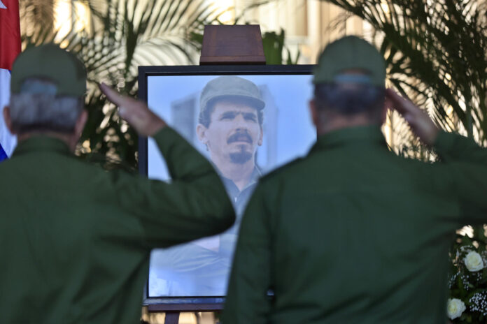 Militares fueron captados este 23 de junio al rendir homenaje póstumo al recién fallecido vice primer ministro de Cuba y líder revolucionario Ramiro Valdés, en la sede del Ministerio de las Fuerzas Armadas Revolucionarias (FAR), en la Habana (Cuba). EFE/Ernesto Mastrascusa
