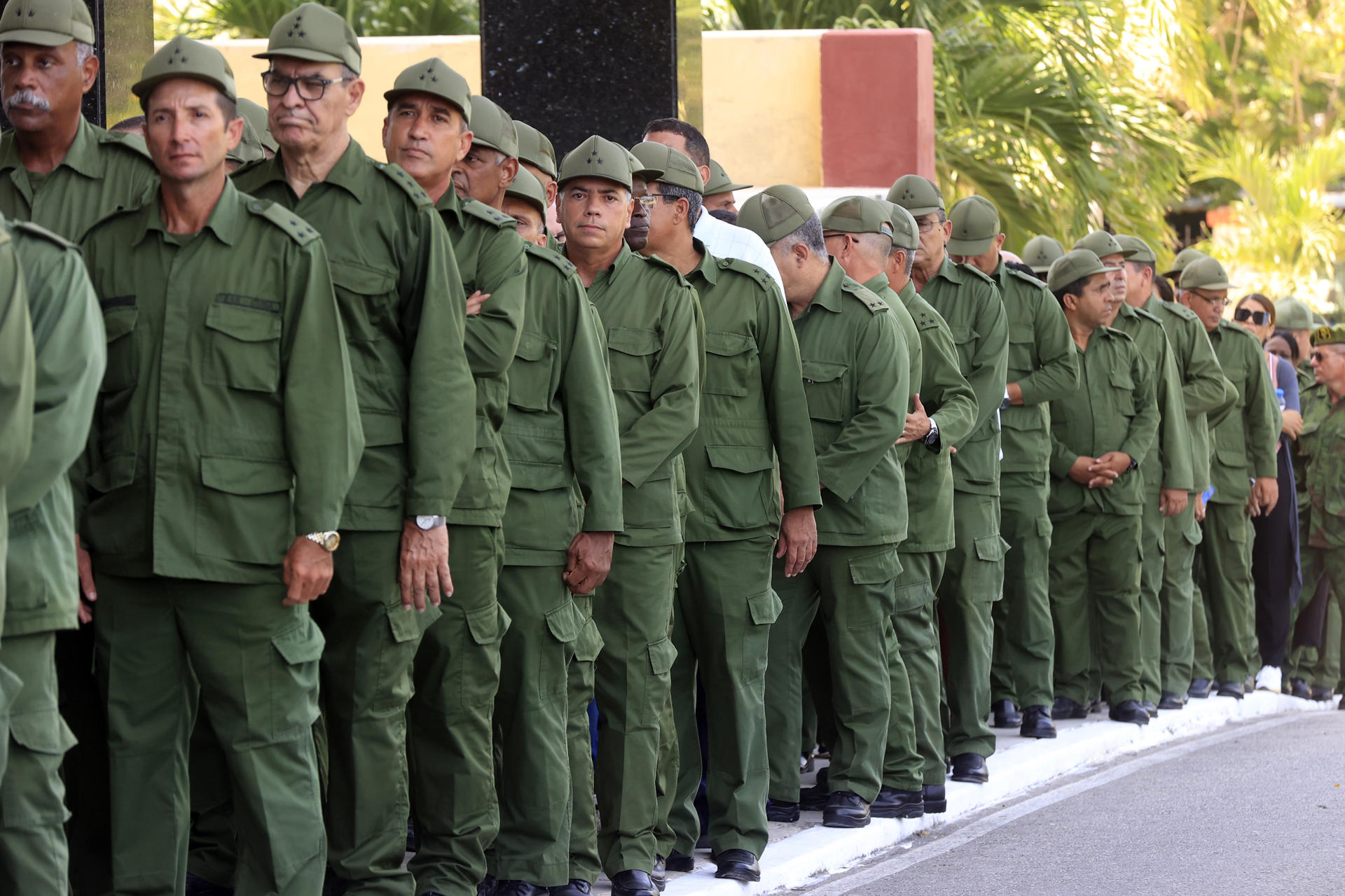 Militares fueron captados este 23 de junio al rendir homenaje póstumo al recién fallecido vice primer ministro de Cuba y líder revolucionario Ramiro Valdés, en la sede del Ministerio de las Fuerzas Armadas Revolucionarias (FAR), en la Habana (Cuba). EFE/Ernesto Mastrascus

