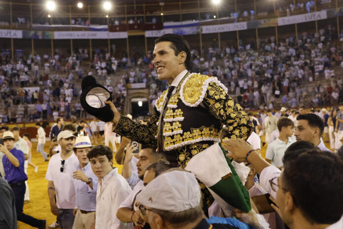 El diestro Alejandro Talavante sale a hombros durante la corrida de la Feria de Hogueras celebrada este martes en la plaza de toros de Alicante. EFE/Pablo Miranzo
