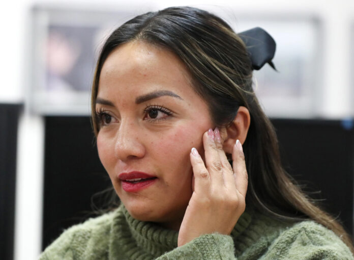 Yeritza Bautista, sobreviviente de feminicidio, habla durante una entrevista a EFE en Ciudad de México (México). Imagen de archivo. EFE/Mario Guzmán
