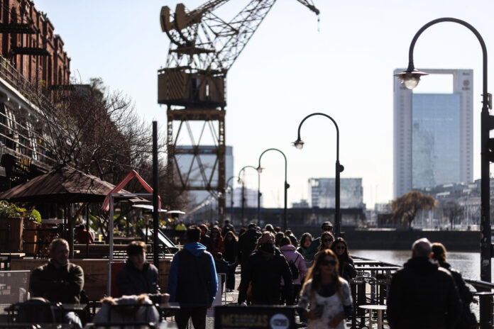 Fotografía de archivo en la que se captó a decenas de personas al recorrer el turístico barrio de Puerto Madero, en la ciudad de Buenos Aires (Argentina) EFE/Juan Ignacio Roncoroni
