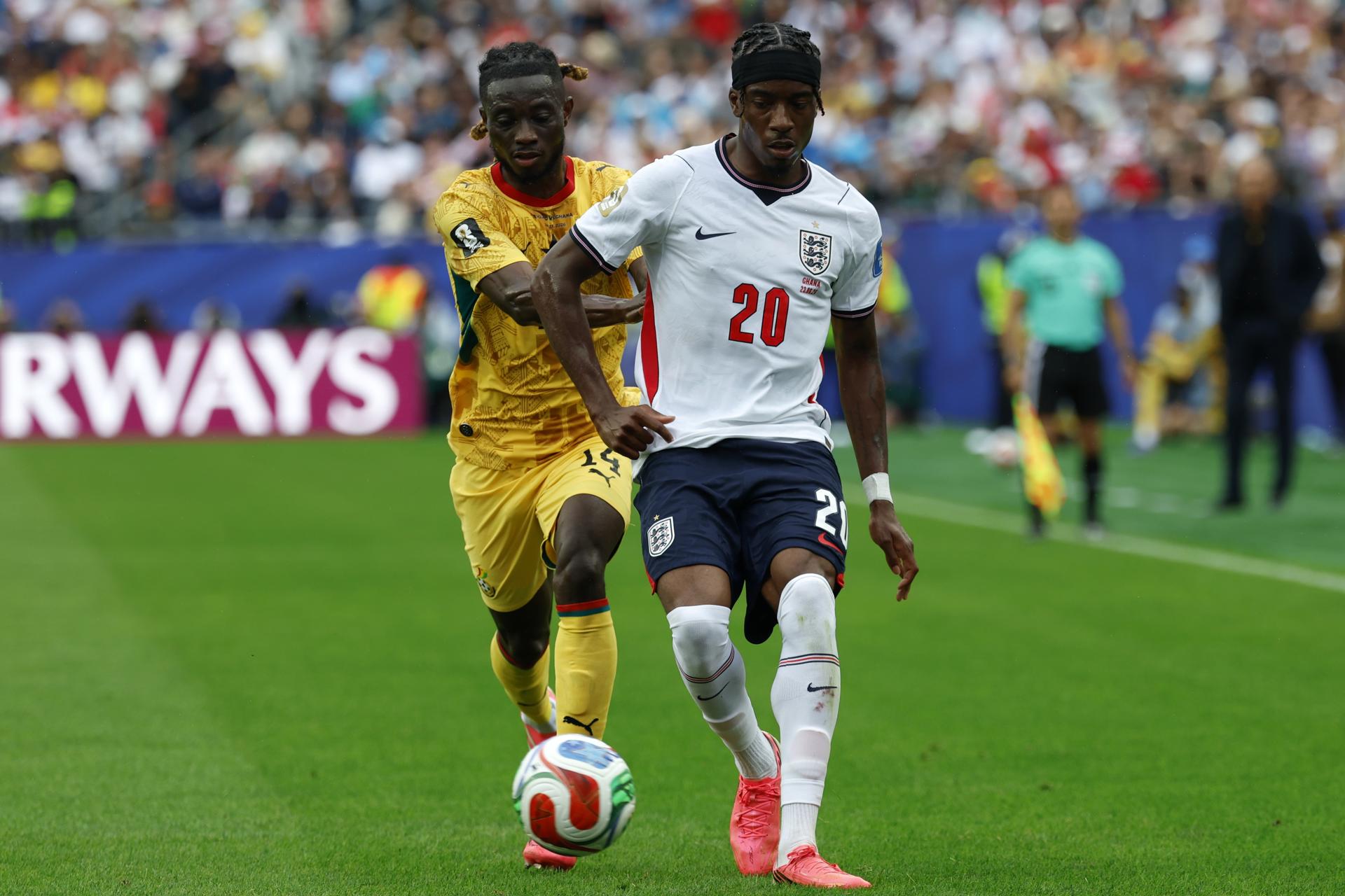 Gideon Mensah de Ghana (izquierda) en acción contra Noni Madueke de Inglaterra (derecha) durante el partido de la fase de grupos de la Copa Mundial de la FIFA. EFE/EPA/GREG M. COOPER