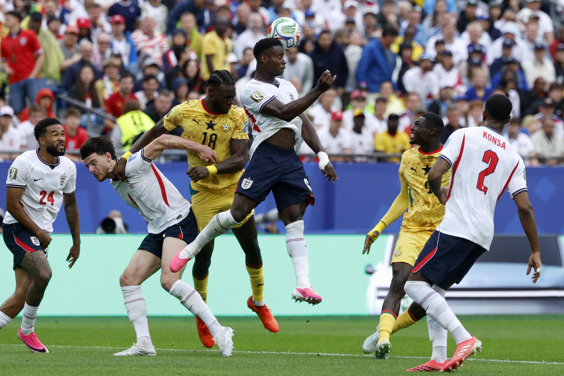 Marc Guéhi de Inglaterra (C) en acción contra Jerome Opoku de Ghana (C-i) durante el partido de la fase de grupos de la Copa Mundial de la FIFA. EFE/EPA/GREG M. COOPER