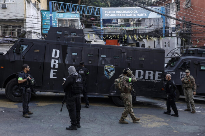 Integrantes de la Policía Civil de Río de Janeiro fueron captados este 23 de junio, durante un operativo contra bandas de crimen organizado, en la favela Santa Marta de Río de Janeiro (Brasil). EFE/Antonio Lacerda.
