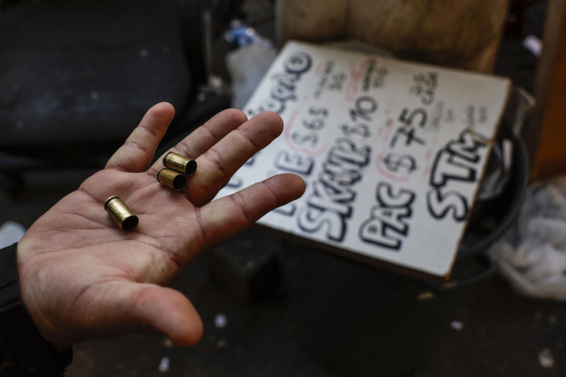 Detalle de la mano de un integrante de la Policía Civil de Río de Janeiro al sostener tres casquillos de arma de fuego, durante un operativo policial contra bandas de crimen organizado, en la favela Santa Marta de Río de Janeiro (Brasil). EFE/Antonio Lacerda.