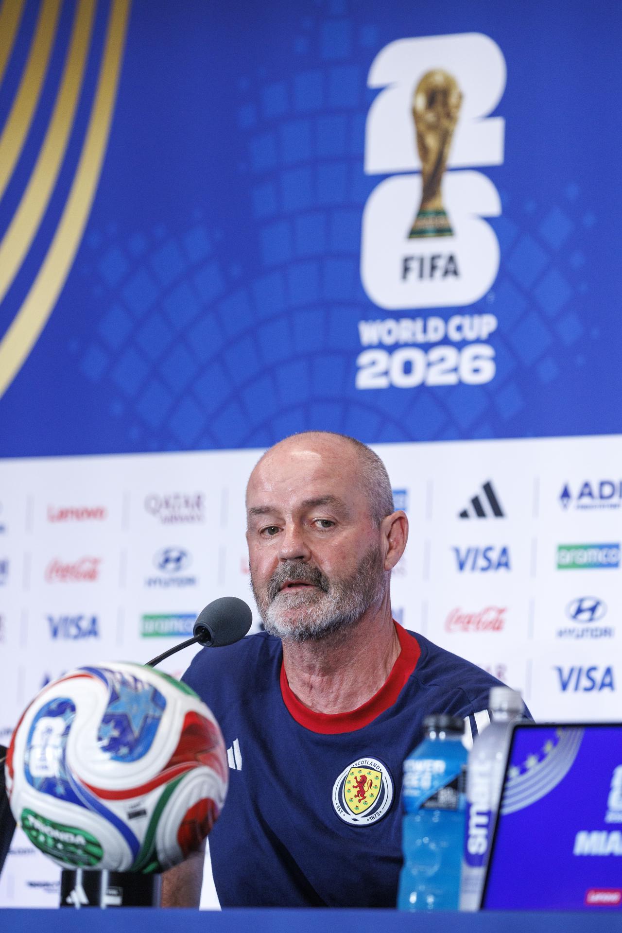 El seleccionador de Escocia, Steve Clarke, asiste a una rueda de prensa un día antes del partido del Grupo C de la Copa Mundial de la FIFA 2026 entre Escocia y Brasil en el Miami Stadium de Miami, Florida (EE.UU.). EFE/CRISTOBAL HERRERA-ULASHKEVICH

