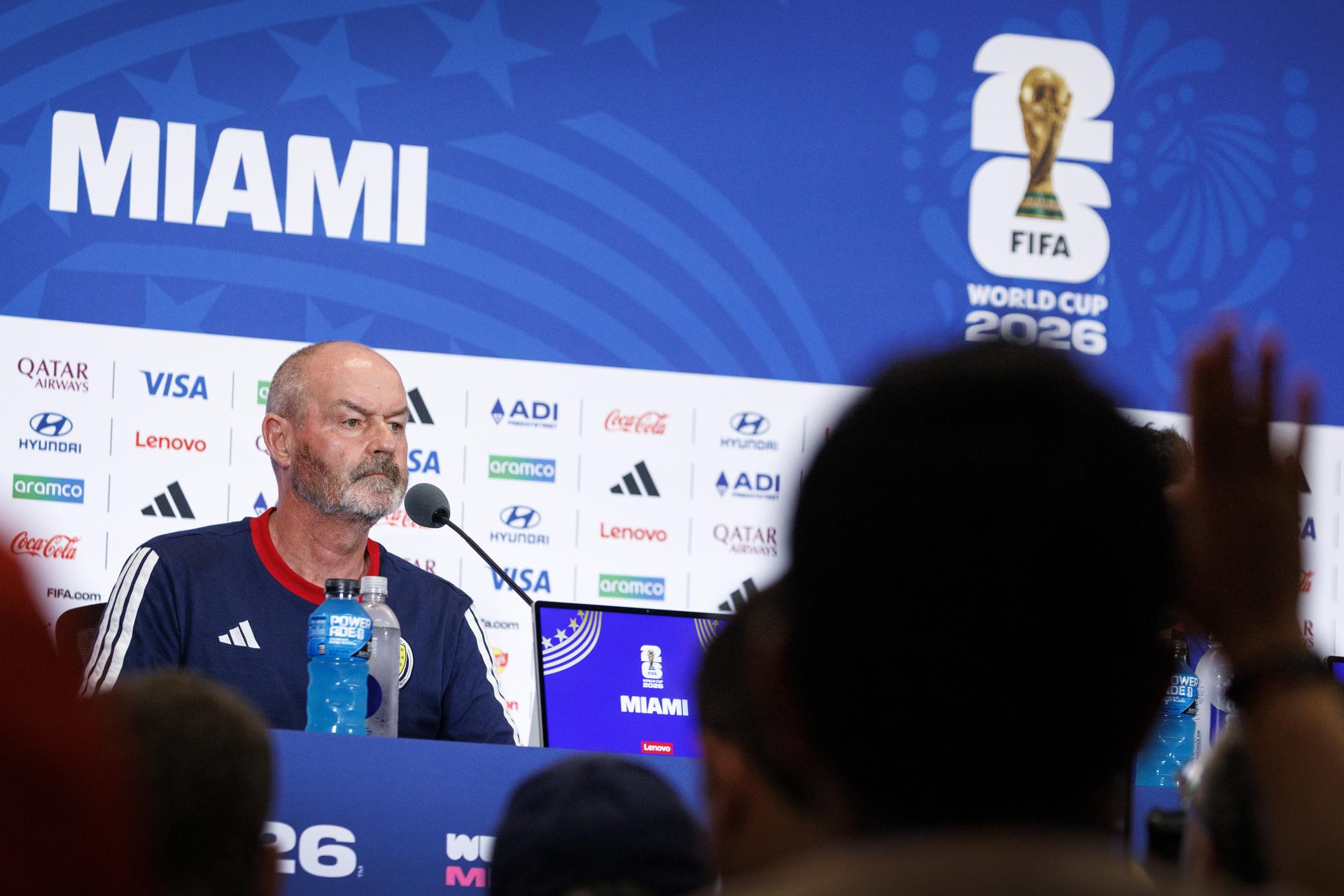 El seleccionador de Escocia, Steve Clarke, asiste a una rueda de prensa un día antes del partido del Grupo C de la Copa Mundial de la FIFA 2026 entre Escocia y Brasil en el Miami Stadium de Miami, Florida (EE.UU.). EFE/CRISTOBAL HERRERA-ULASHKEVICH
