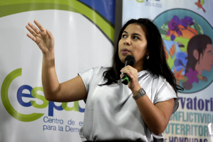 La investigadora del Centro de Estudio para la Democracia (Cespad), Lucía Vijil, habla durante una rueda de prensa este martes, en Tegucigalpa (Honduras). EFE/ Gustavo Amador

