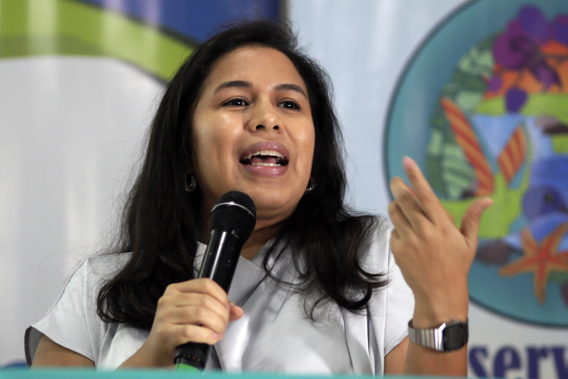 La investigadora del Centro de Estudio para la Democracia (Cespad), Lucía Vijil, habla durante una rueda de prensa este martes, en Tegucigalpa (Honduras).EFE/ Gustavo Amador
