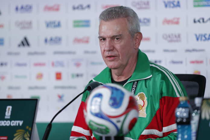 El seleccionador de México, Javier Aguirre, reacciona en una rueda de prensa este martes, previo al partido contra República Checa del Mundial de la FIFA 2026 en Ciudad de México (México). EFE/ Isaac Esquivel
