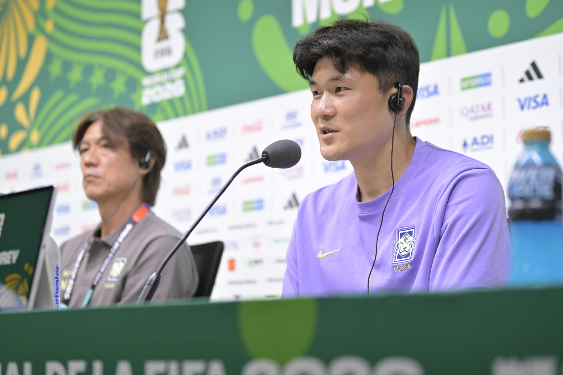 El seleccionador de Corea del Sur Hong Myung-bo (i) y el jugador Kim Min-jae hablan en una rueda de prensa este martes, en Monterrey (México). EFE/ Miguel Sierra