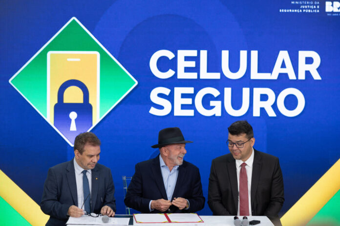 El presidente de Brasil, Luiz Inácio Lula da Silva (c), habla durante el lanzamiento de la nueva fase del Programa Nacional Celular Seguro este martes, en la Base Aérea de Guarulhos (Brasil). EFE/ Isaac Fontana
