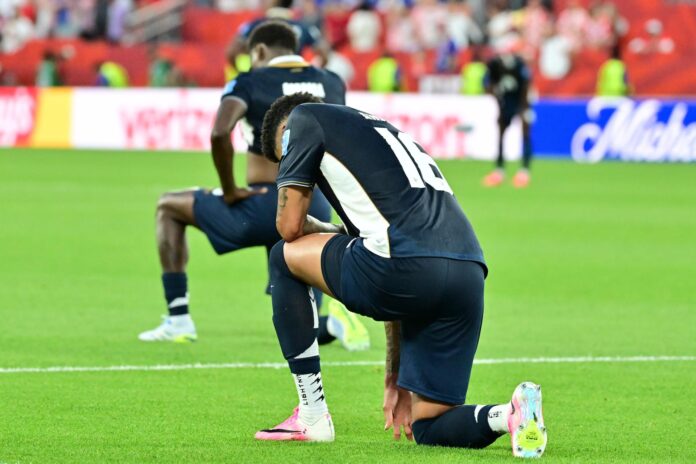 Jugadores de la selección de Panamá lamentan este martes la derrota ante Croacia que anticipó su eliminación del Mundial tras el partido jugado en Toronto. EFE/EPA/EDUARDO LIMA
