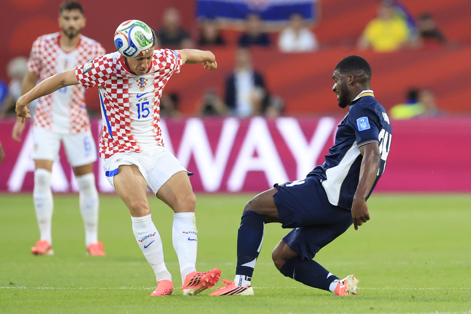 El panameño Azarias Londono (d) disputa el balón con el croata Mario Pasalic (i) este marte, en el partido que cerró la segunda jornada del Grupo L del Mundial en el estadio BMO de Toronto. EFE/ Bienvenido Velasco
