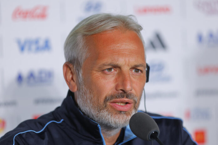El seleccionador de RD Congo, Sébastien Desabre, habla durante una rueda de prensa ayer lunes, previo al partido frente a Colombia en Guadalajara (México). EFE/ Francisco Guasco
