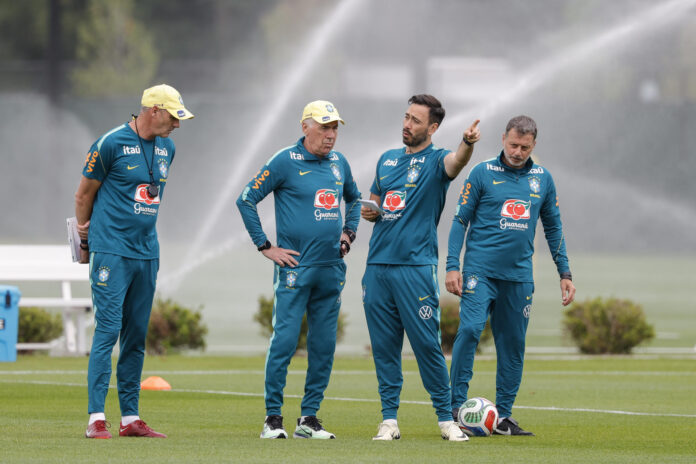 El seleccionador de Brasil, Carlo Ancelotti, acompañado de los asistentes técnicos Paul Clement (i), Davide Ancelotti (2d) y Simone Montanaro (d), durante un entrenamiento en el centro deportivo Columbia Park, en Morristown, Nueva Jersey (EE.UU.). EFE/Sebastião Moreira
