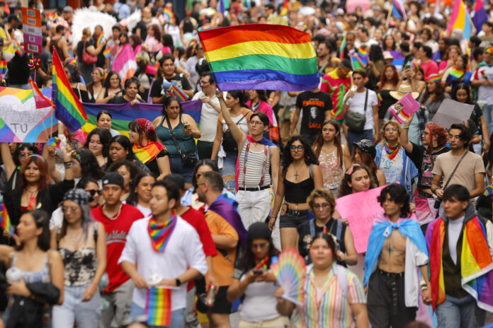 Personas participan en la marcha del orgullo LGBT en Guadalajara (México). Imagen de archivo. EFE/ Francisco Guasco

