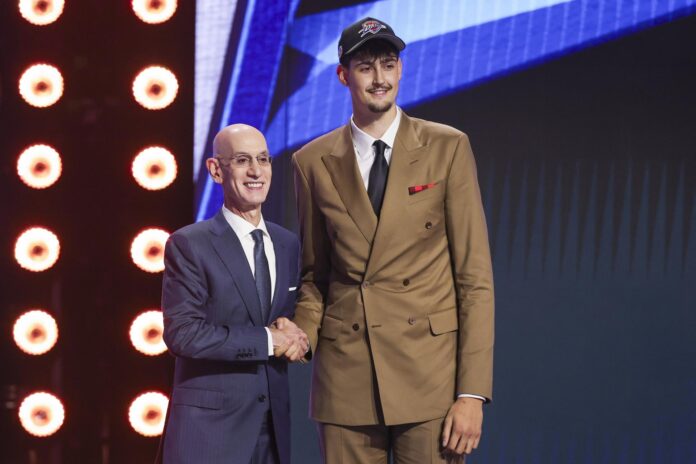 El comisionado de la NBA, Adam Silver (I), y el jugador de baloncesto español Aday Mara posan para una fotografía tras ser elegido por los Oklahoma City Thunder en la primera ronda del Draft de la NBA 2026 en el Barclays Center, en Brooklyn, Nueva York (EE.UU.). EFE/SARAH YENESEL PROHIBIDO SU USO EN SHUTTERSTOCK
