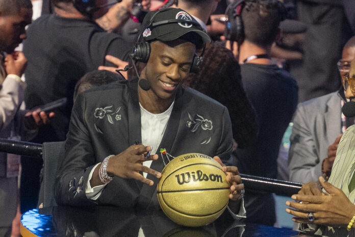AJ Dybantsa firma un balón durante el draft de la NBA en Nueva York (Estados Unidos). EFE/ Ángel Colmenares
