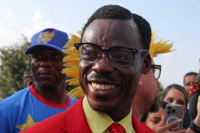 El hincha del Congo Michel Kuka Mboladinga, conocido como Lumumba Vea, saluda a aficionados este martes, antes del partido del grupo K del Mundial de la FIFA 2026 entre Colombia y RD Congo en el estadio Akron en Guadalajara (México). EFE/ Alex Cruz
